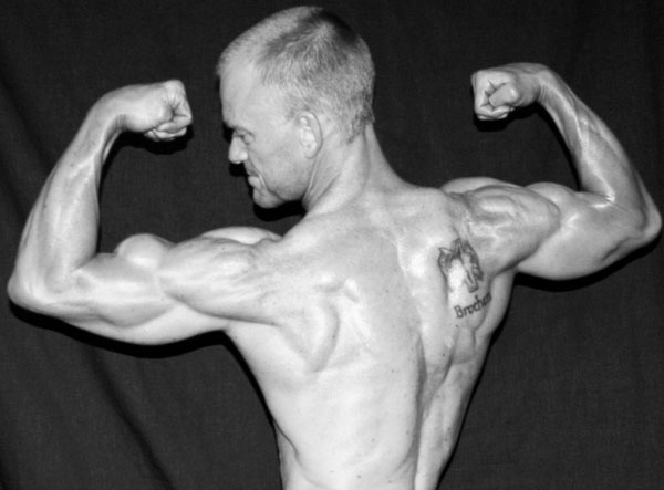 tim-kneeling-biceps
